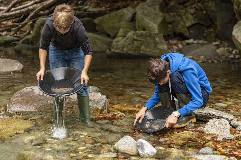 Gold washing in Gondo, Brig Simplon, Photo from goldwaschen-gondo.ch