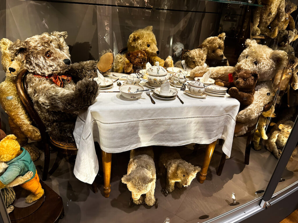 Bears having dinner, Vacsorázó Macik - Basel Toy Museum, Bázel Játékmúzeum